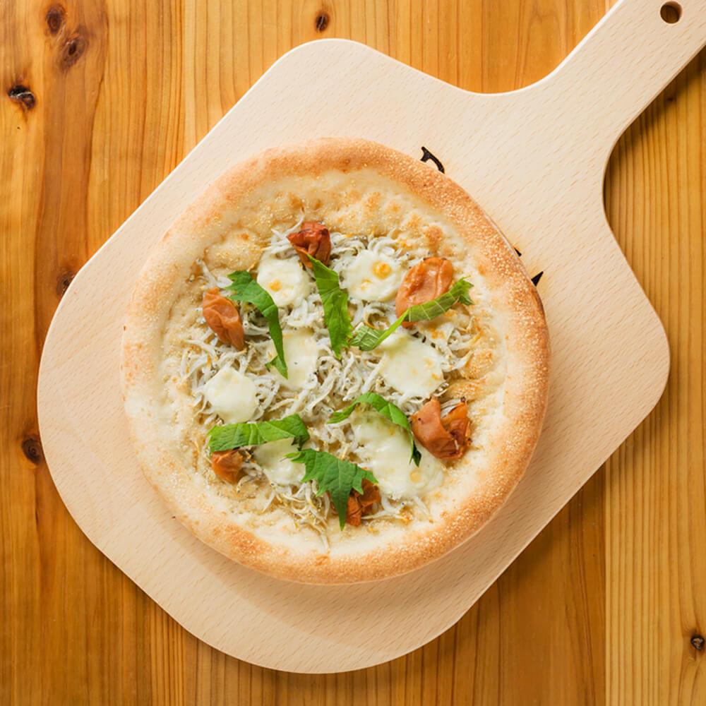 福良湾の釜揚げしらすと梅肉PIZZA